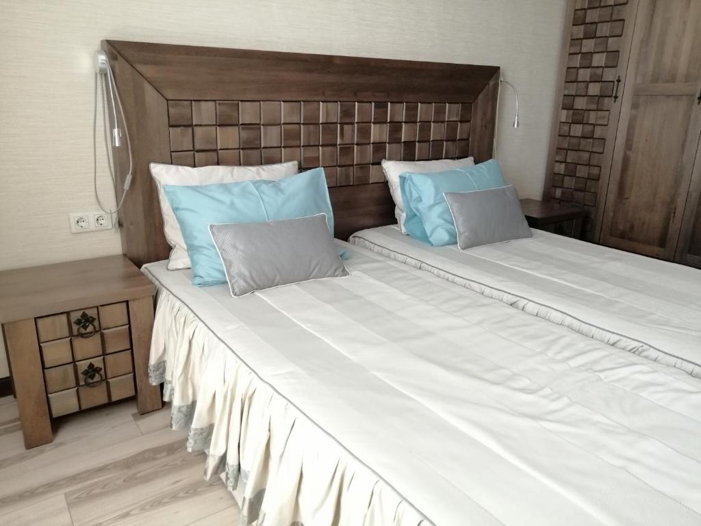 1 dormitorio con 2 camas y almohadas azules en Луксозен Апартамент Златни Пясъци с две спални - Luxury Apartment Golden Sands two bedrooms, en Golden Sands