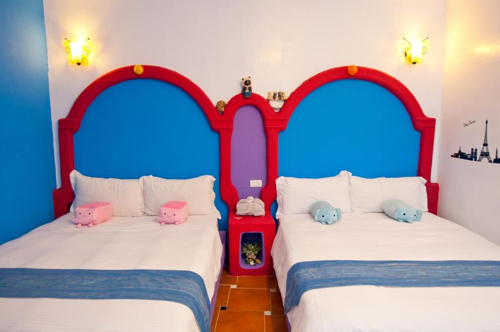 dos camas con hola gatitos peluches en ellas en Captain Homestay en Eluan