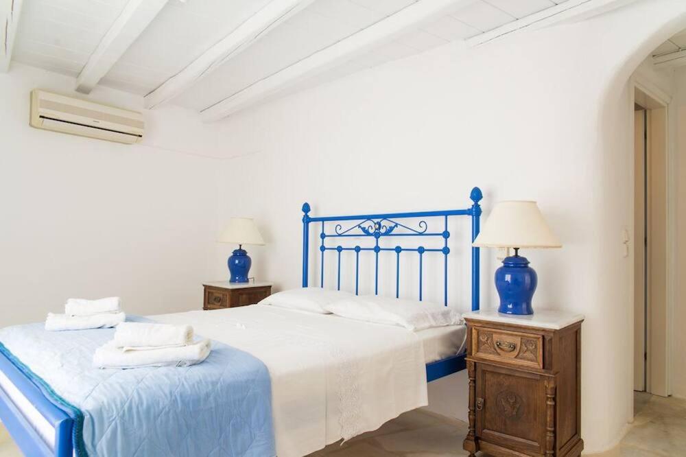 Cama ou camas em um quarto em Blue Harmony Suites of Mykonos