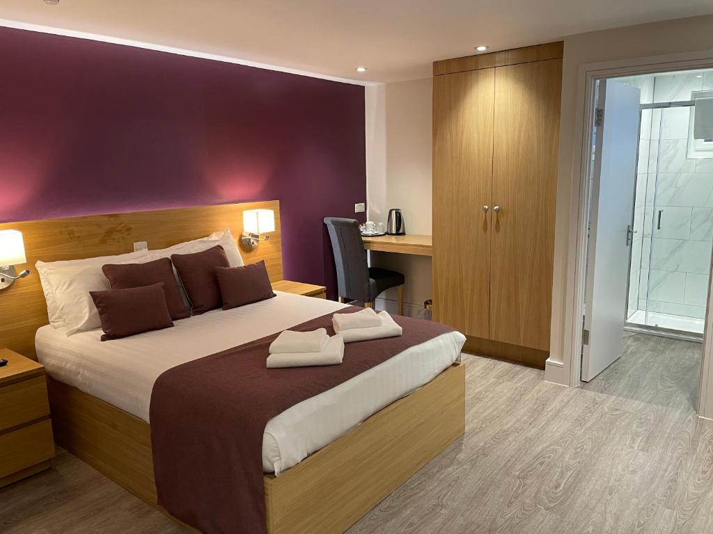 Postel nebo postele na pokoji v ubytování Holtwhites Hotel