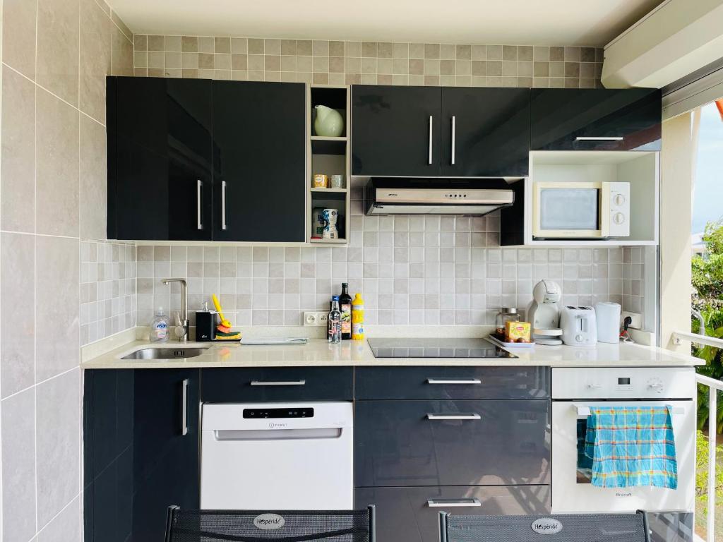 Kuchyň nebo kuchyňský kout v ubytování Appartement vue mer, piscine, dans quartier prisé de Gosier
