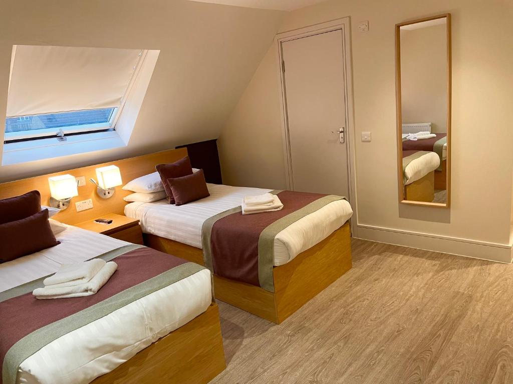 Postel nebo postele na pokoji v ubytování Holtwhites Hotel