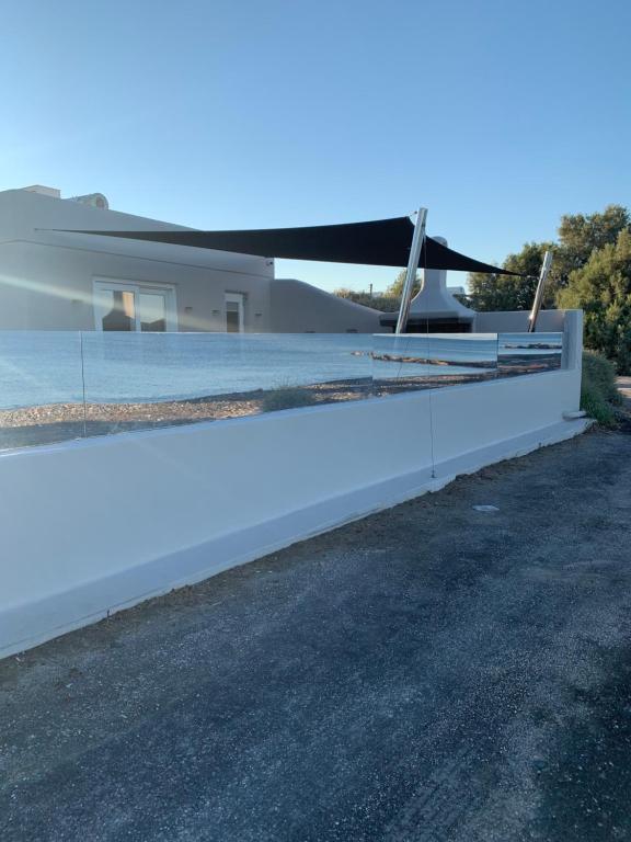 תמונה מהגלריה של Incognito Beach Villa Santorini בקמארי