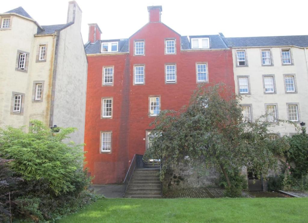 un edificio rojo con escaleras delante en 2 Chessels Court, Flat 3, en Edimburgo