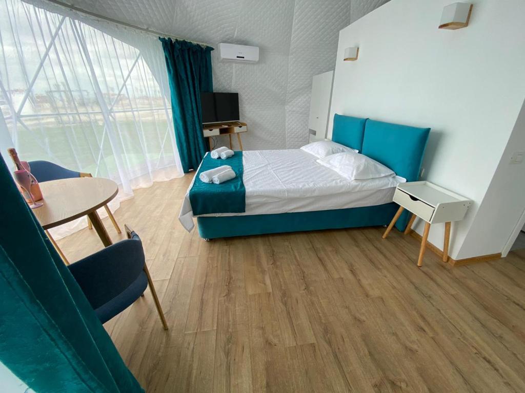 Postel nebo postele na pokoji v ubytování Glamping By The Sea