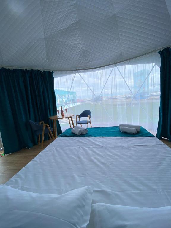 Postel nebo postele na pokoji v ubytování Glamping By The Sea