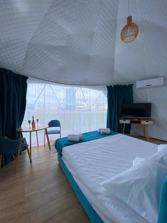 Postel nebo postele na pokoji v ubytování Glamping By The Sea