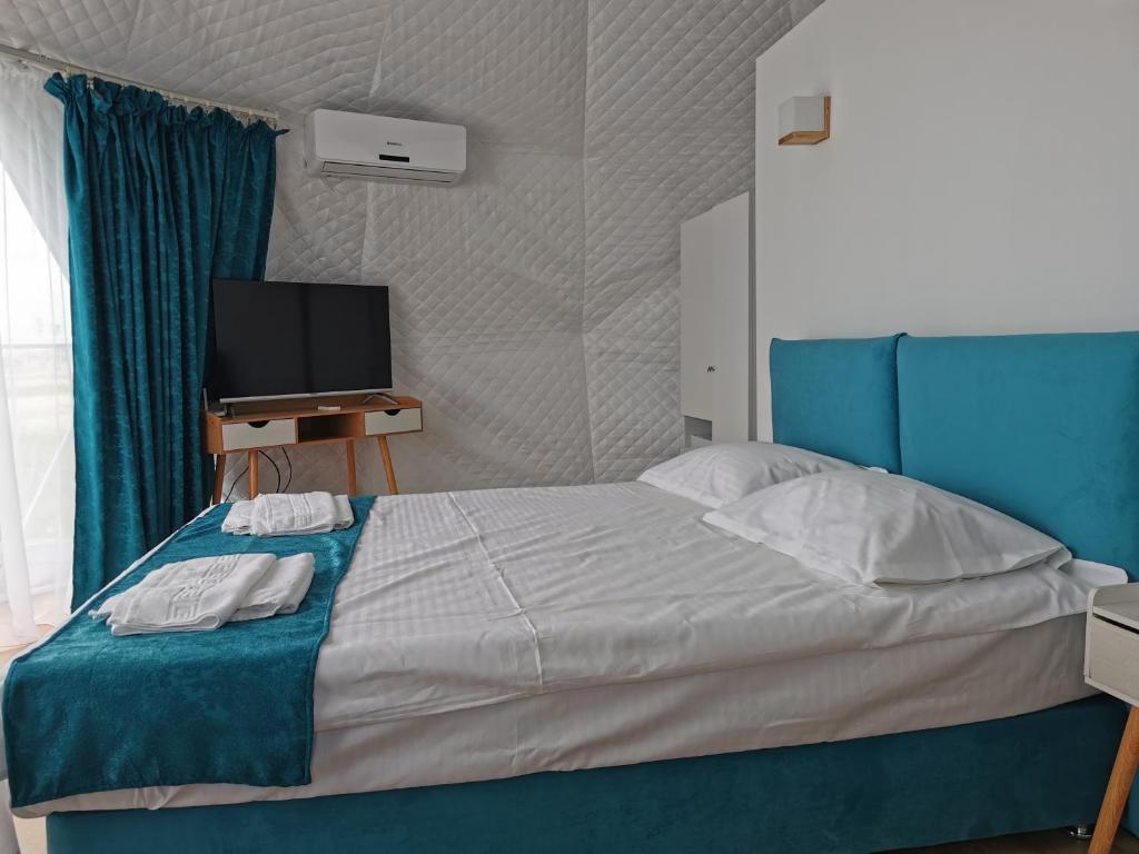 Postel nebo postele na pokoji v ubytování Glamping By The Sea
