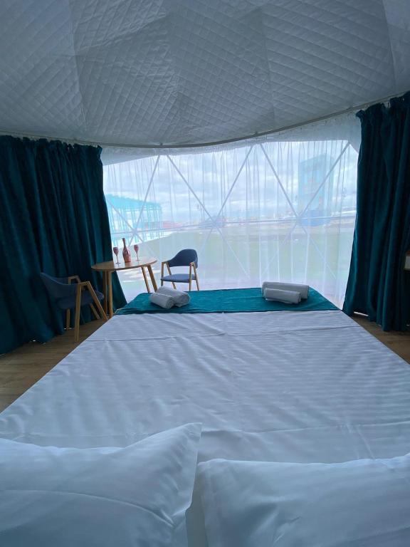 Postel nebo postele na pokoji v ubytování Glamping By The Sea