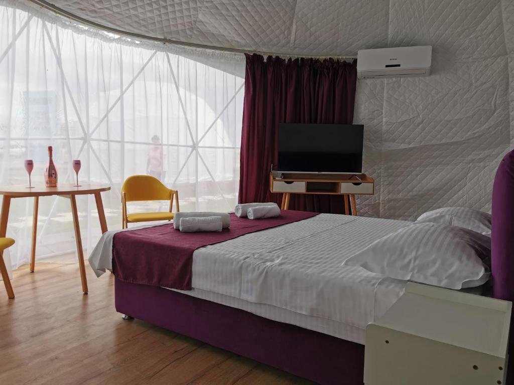 Postel nebo postele na pokoji v ubytování Glamping By The Sea