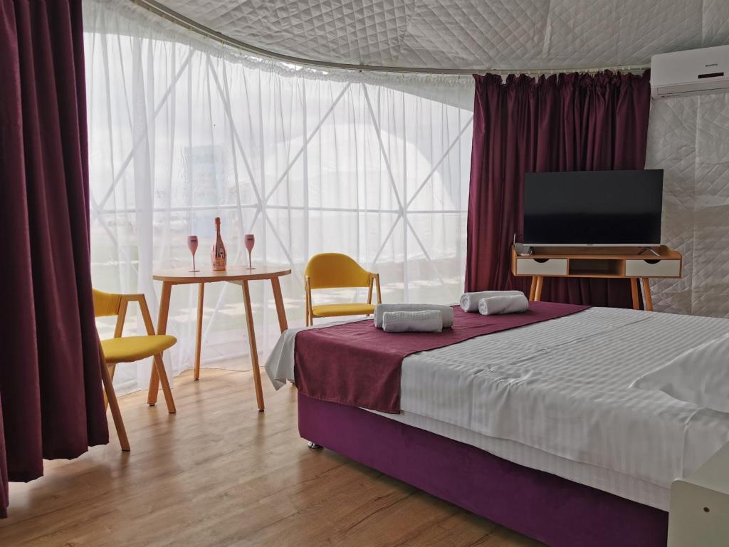 Postel nebo postele na pokoji v ubytování Glamping By The Sea