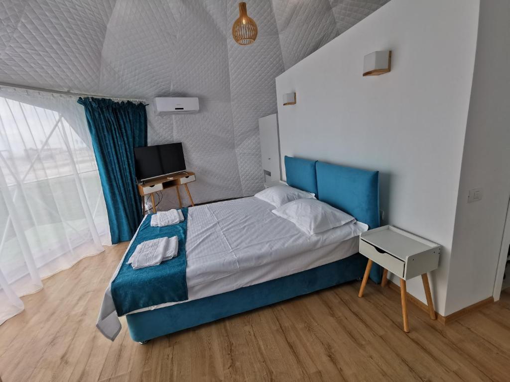Postel nebo postele na pokoji v ubytování Glamping By The Sea