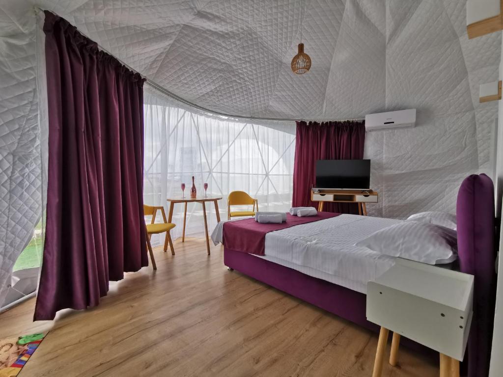 Postel nebo postele na pokoji v ubytování Glamping By The Sea