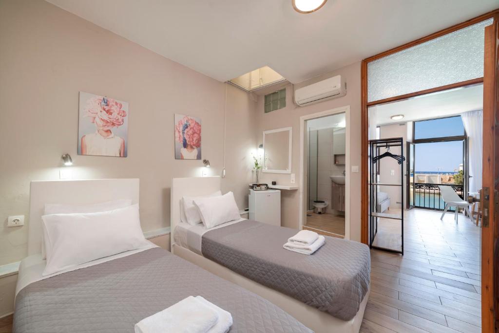 Postel nebo postele na pokoji v ubytování Faros Rooms