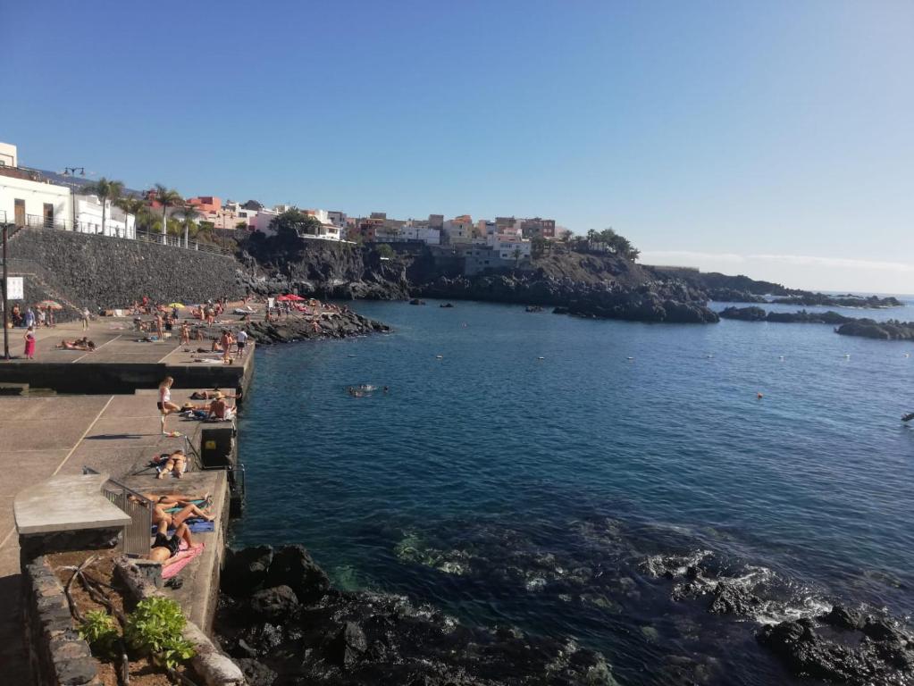 een uitzicht op het water met mensen op het strand bij ILUSIÓN ALCALÁ MAR in Alcalá