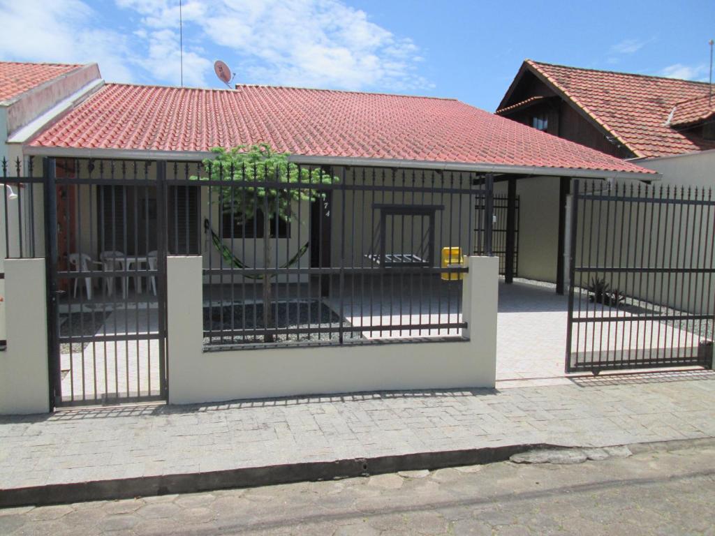 CASA EM PENHA SC PERTO DO BETO CARRERO E DA PRAIA - Casa Con Tre Camere Da Letto
