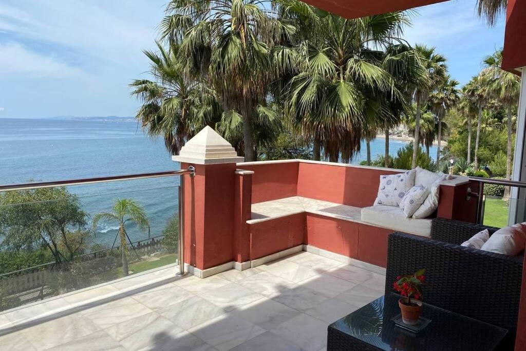 balcone con vista sull'oceano di Estepona Seaview Apartment SELETUR a Estepona