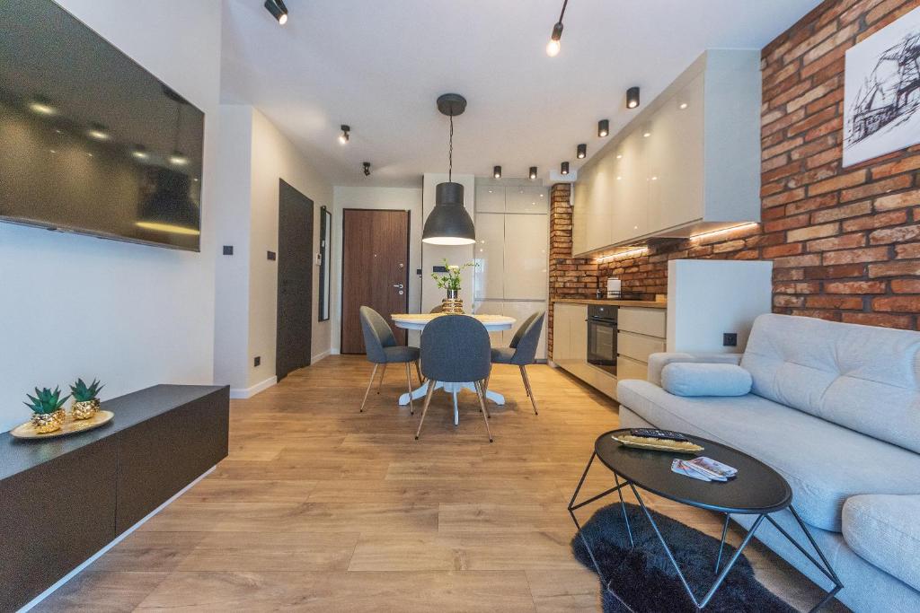 salon z kanapą i stołem w obiekcie House Managers - Nadmotławie w Gdańsku