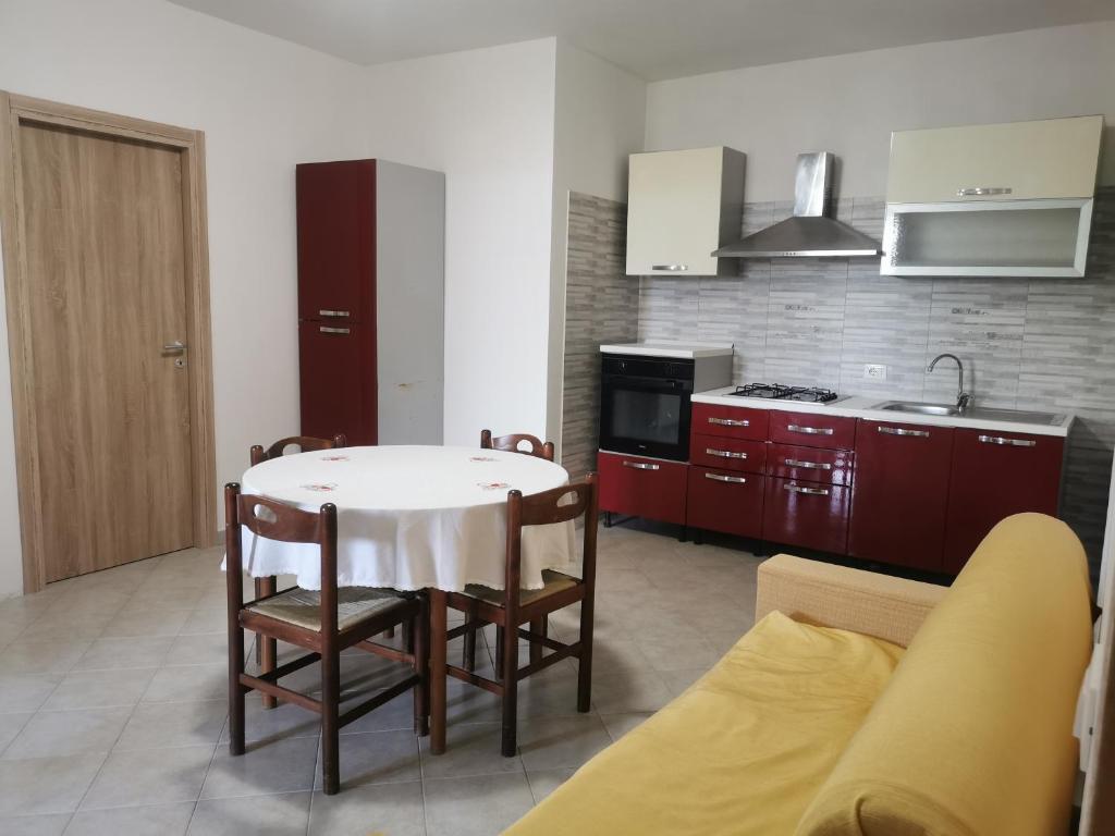 eine Küche mit einem Tisch und Stühlen im Zimmer in der Unterkunft Case vacanze Baglio Sances in Birgi Vecchi