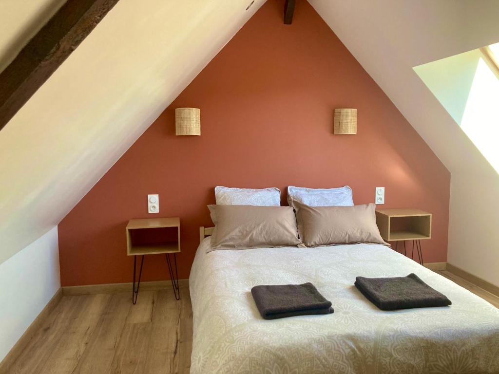Postel nebo postele na pokoji v ubytování Gîte « La Hulotte 2 » proche du Mont Saint Michel