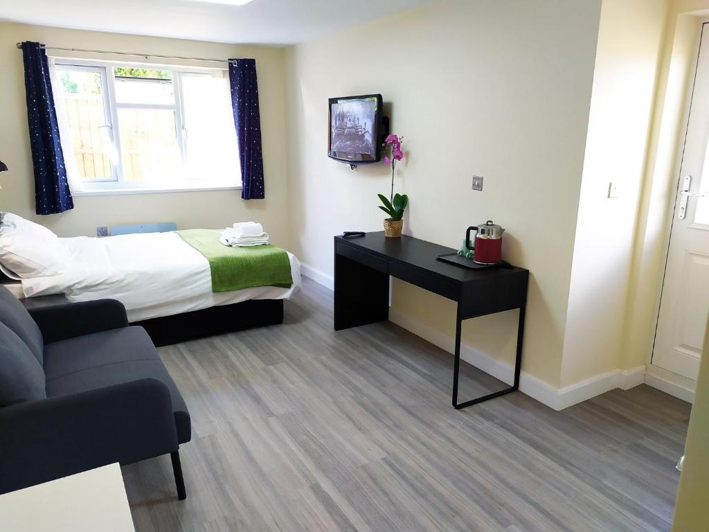 The Yew Studio - Self contained one bed studio flat with parking - One-Bedroom Apartment