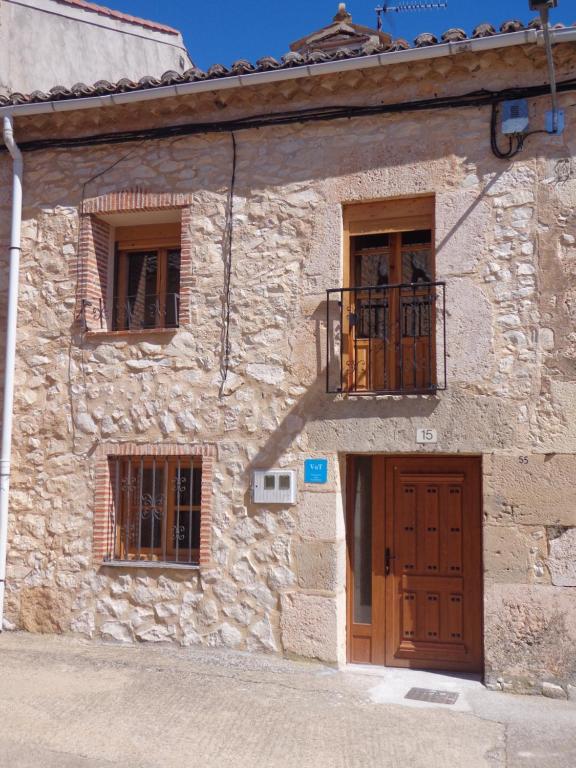Zuzones的住宿－La Casa de la Abuela，一座石头建筑,设有木门和窗户