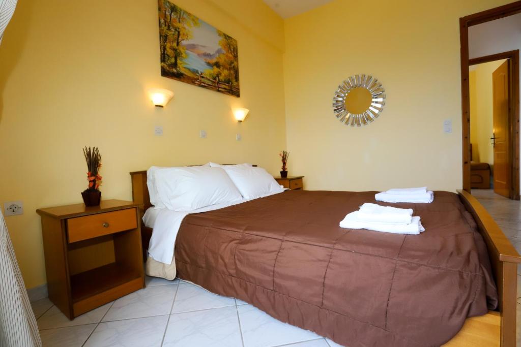 Postel nebo postele na pokoji v ubytování Agios Georgios - 2 Beds - Sleeps 5 - Free Parking