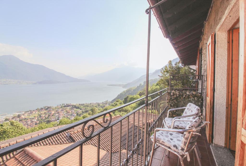 balcone con sedia e vista sull'acqua di Casa Teresa a Gera Lario