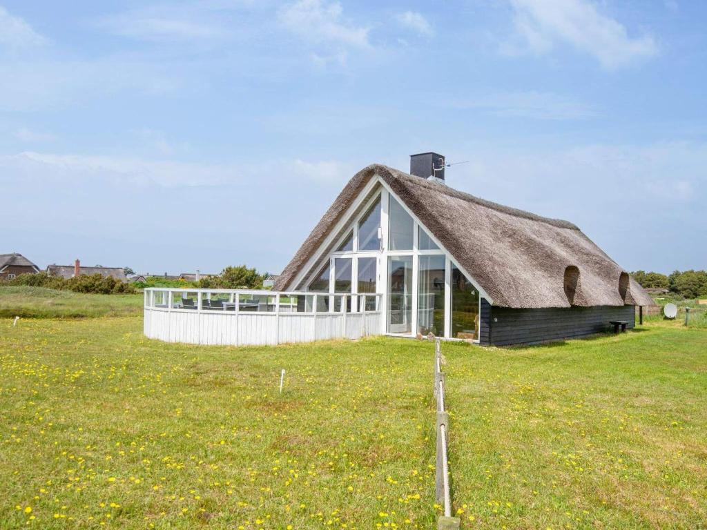 リンケビングにあるHoliday home Ringkøbing VIIIの茅葺き屋根の納屋