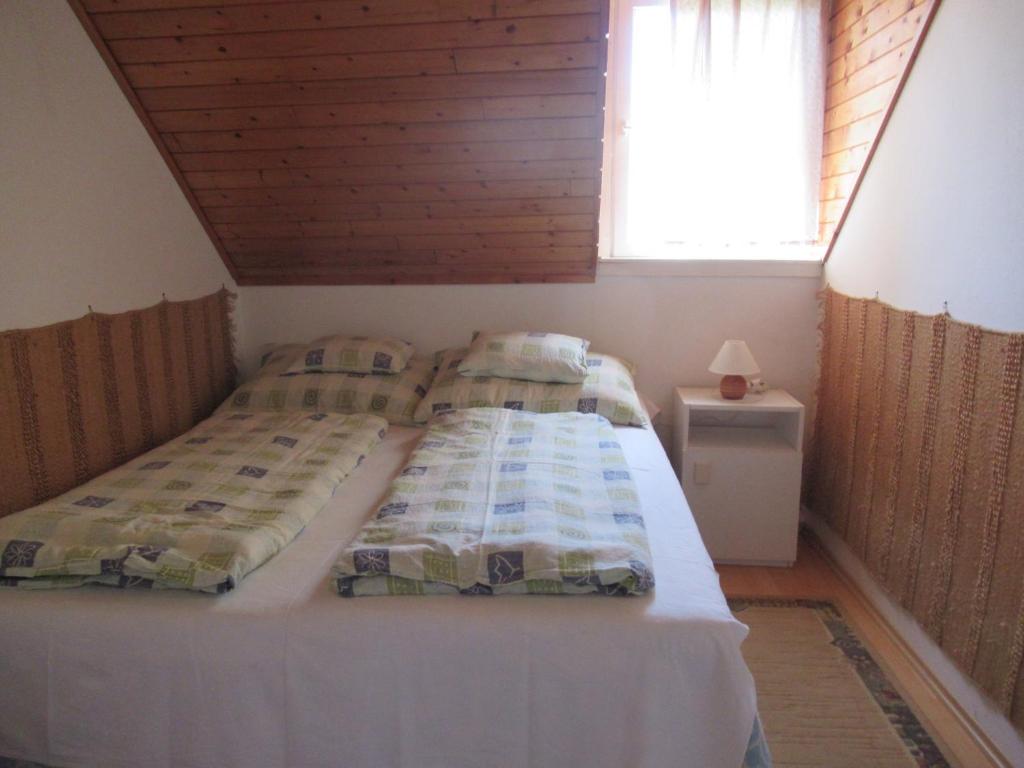 Un pat sau paturi într-o cameră la Holiday home in Csopak/Balaton 18315