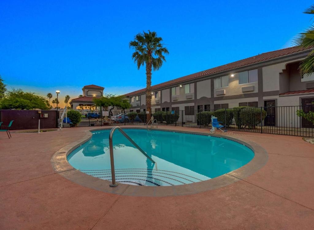 a swimming pool in the middle of a courtyard at Motel 6-Apache Junction, AZ in Apache Junction