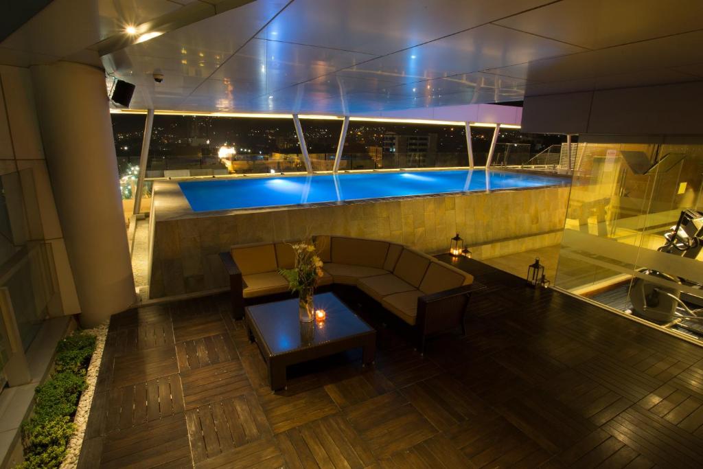 Bazén v ubytování Lex Hotel Cebu nebo v jeho okolí