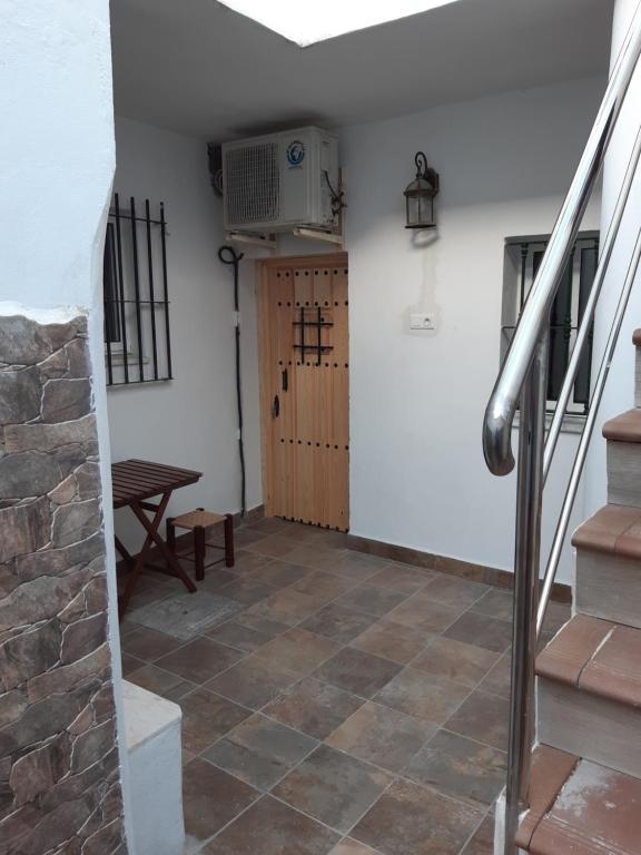 una habitación con escaleras, una puerta y una mesa en Apartamento Zona Carrefour, en El Puerto de Santa María