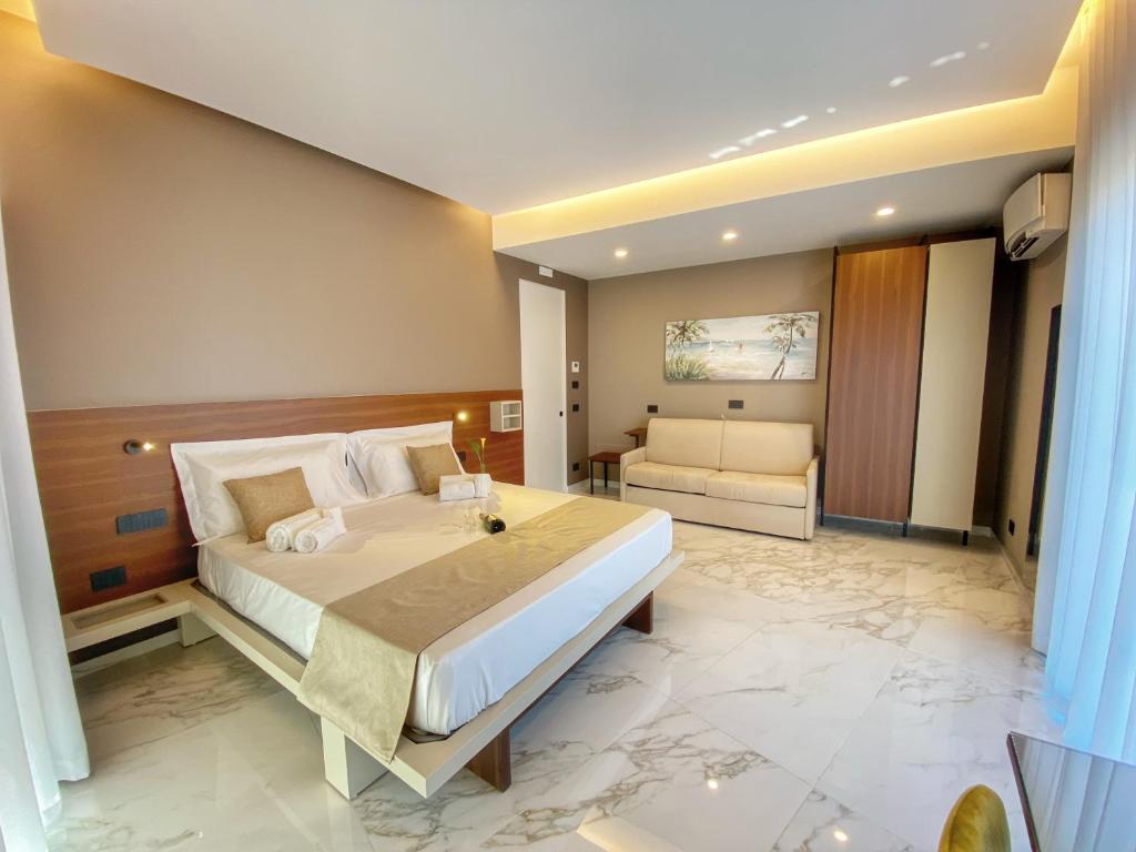duża sypialnia z dużym łóżkiem i kanapą w obiekcie B&B BorgiaRooms w mieście Milazzo