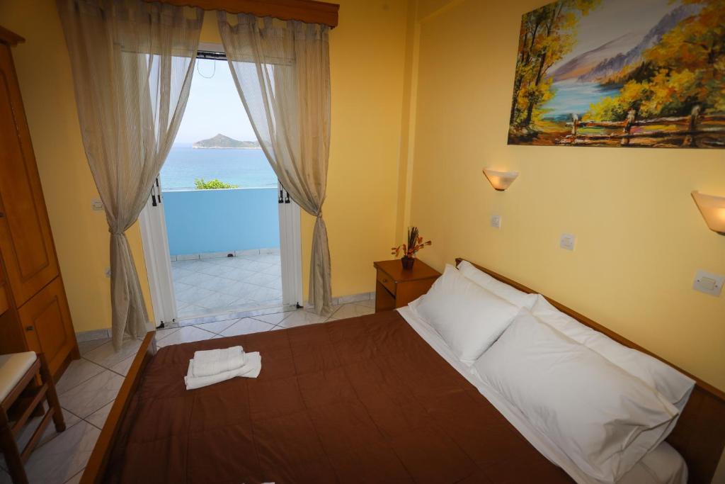 Postel nebo postele na pokoji v ubytování Agios Georgios - 2 Beds - Sleeps 5 - Free Parking