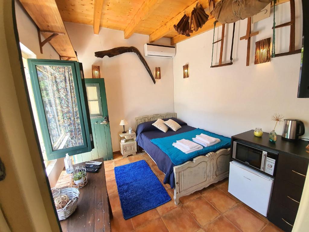 a bedroom with a bed and a table in a room at Little Suite in Comporta