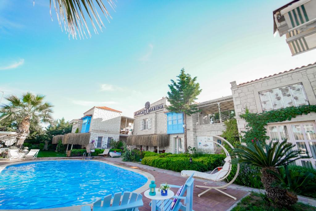 Bazén v ubytování Alacati Marina Palace nebo v jeho okolí