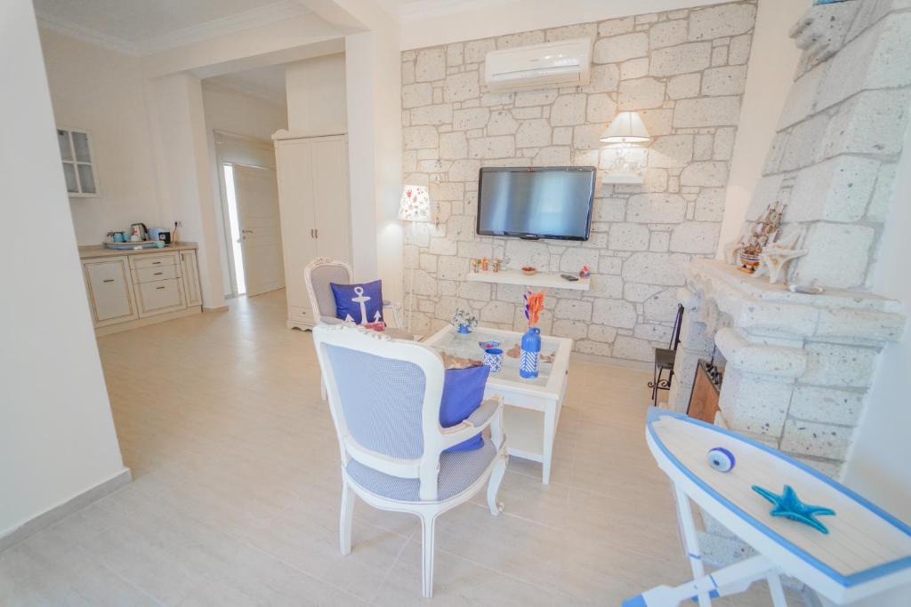 TV a/nebo společenská místnost v ubytování Alacati Marina Palace