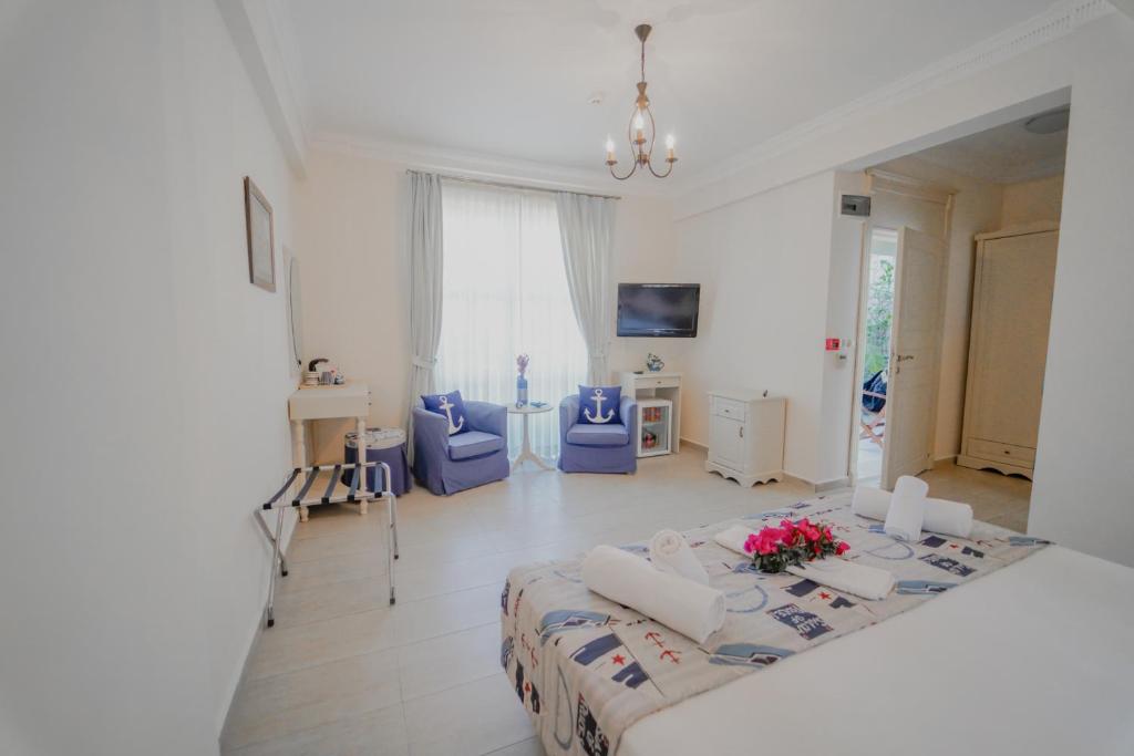 TV a/nebo společenská místnost v ubytování Alacati Marina Palace