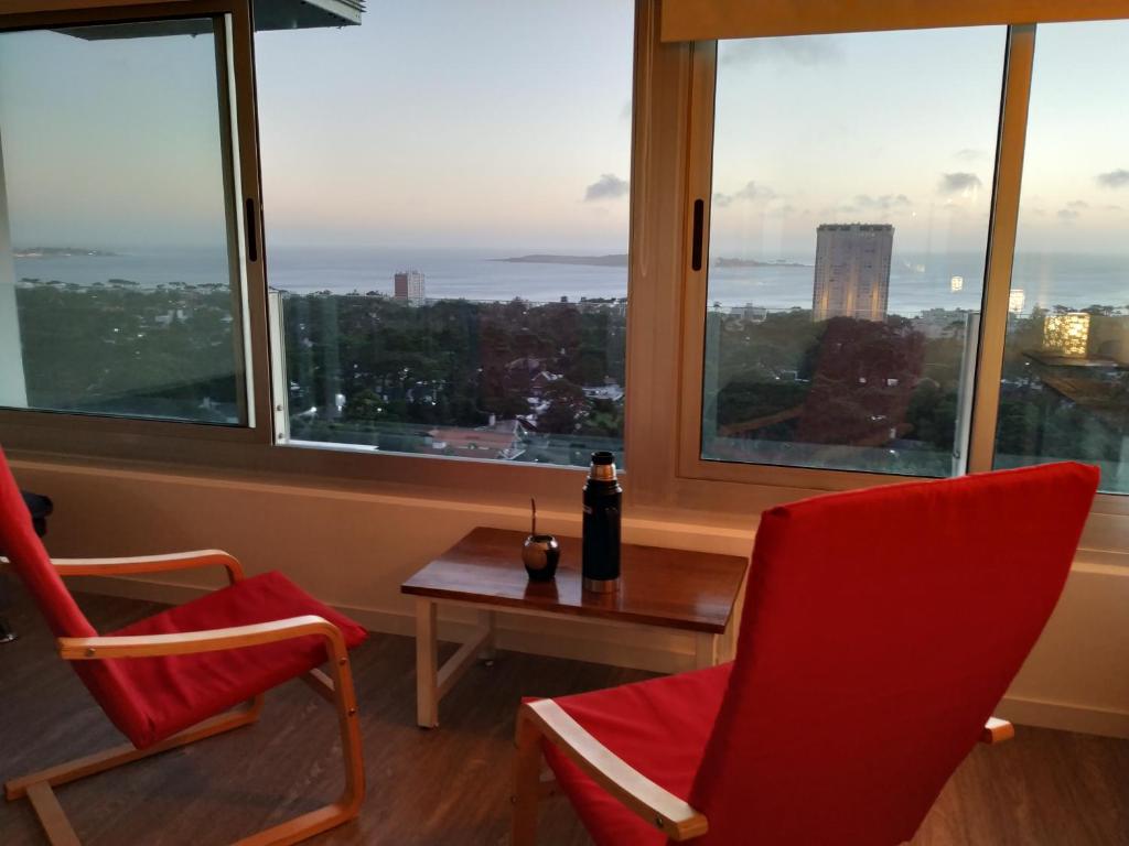 a room with two chairs and a table and a window at Vista Privilegiada in Punta del Este