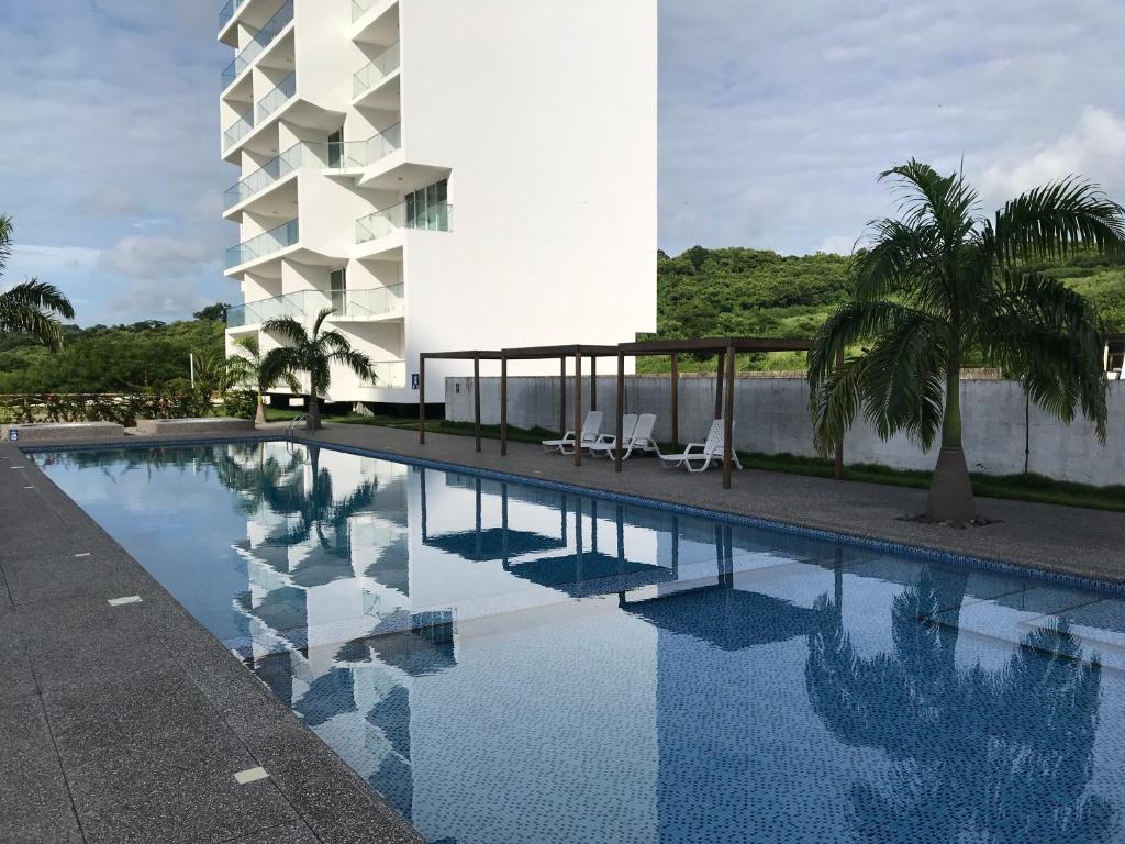 una piscina frente a un edificio en Departamento vista al mar 2D, en Tonsupa