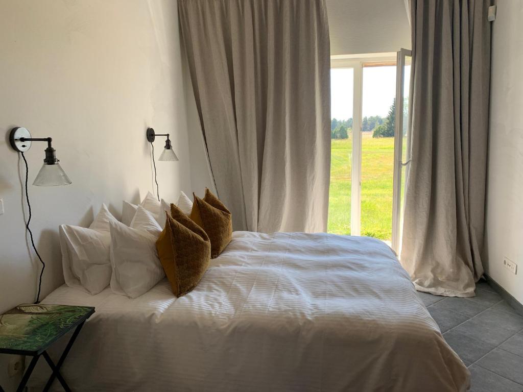 Postel nebo postele na pokoji v ubytování Pilguse Residency