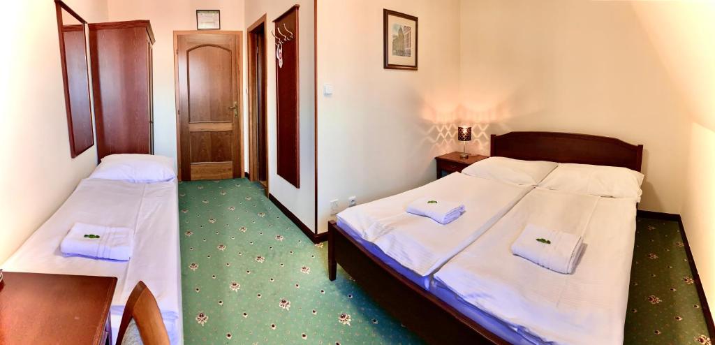 Postel nebo postele na pokoji v ubytování Hotel Buchlovice