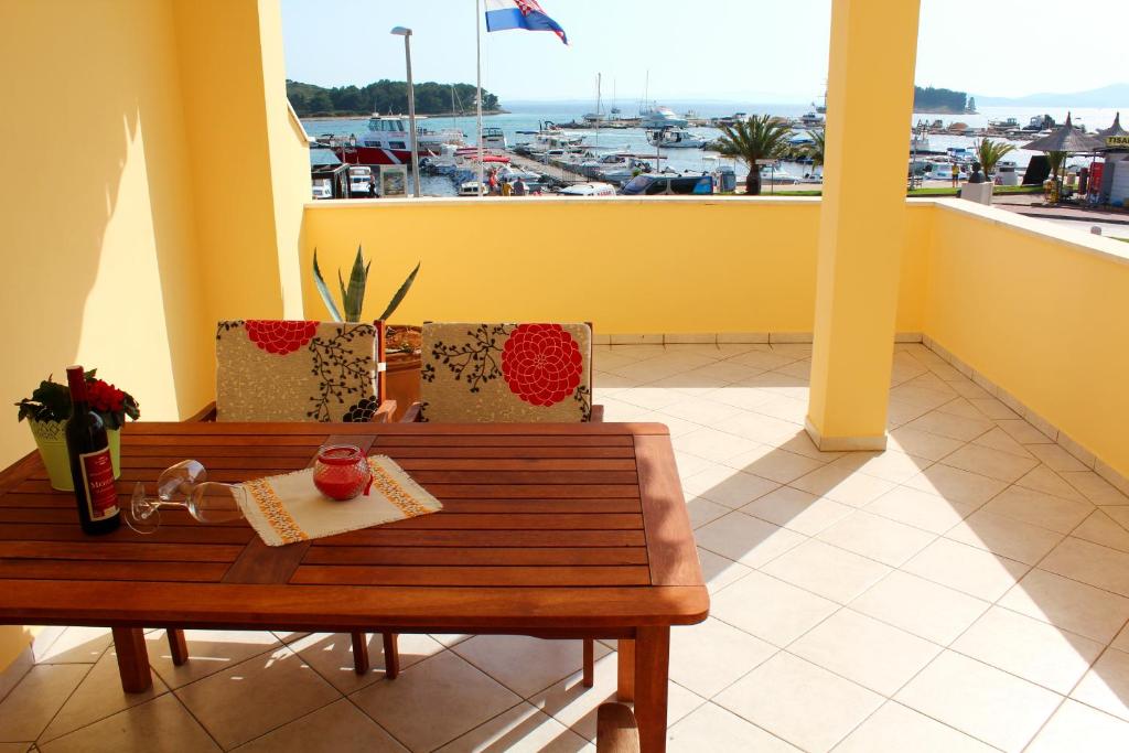 Zdjęcie z galerii obiektu BUCO seafront apartments & fastfood w Pakoštane