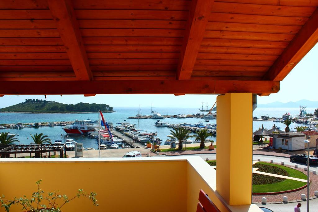 Zdjęcie z galerii obiektu BUCO seafront apartments & fastfood w Pakoštane