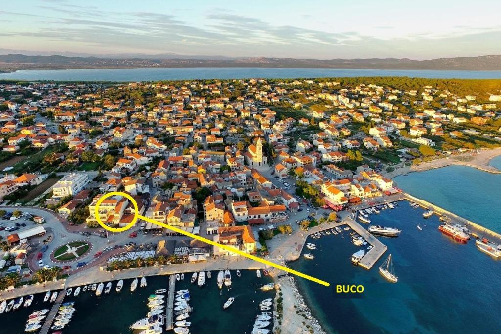 Zdjęcie z galerii obiektu BUCO seafront apartments & fastfood w Pakoštane