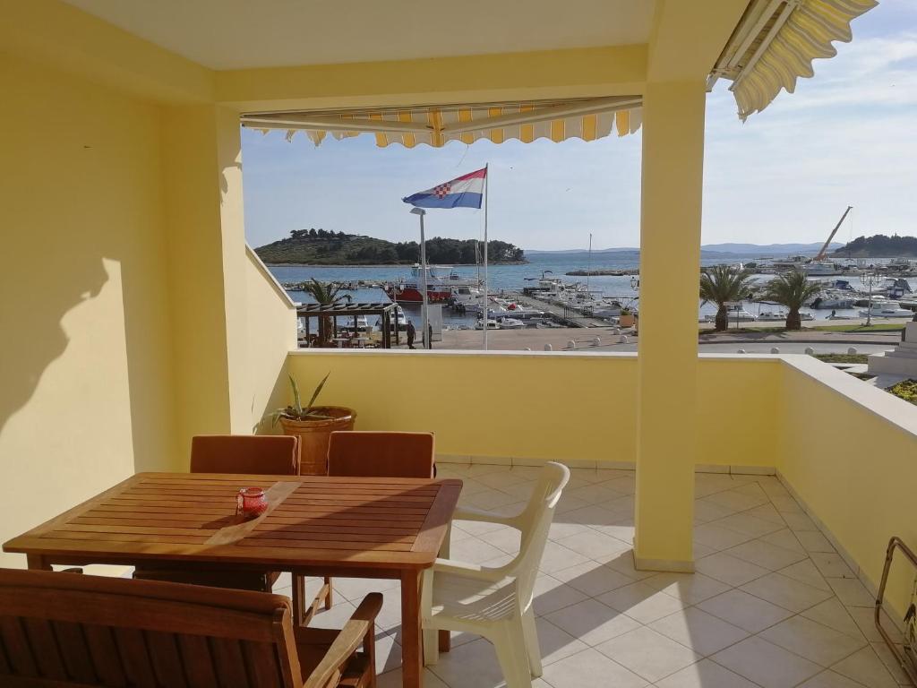Zdjęcie z galerii obiektu BUCO seafront apartments & fastfood w Pakoštane
