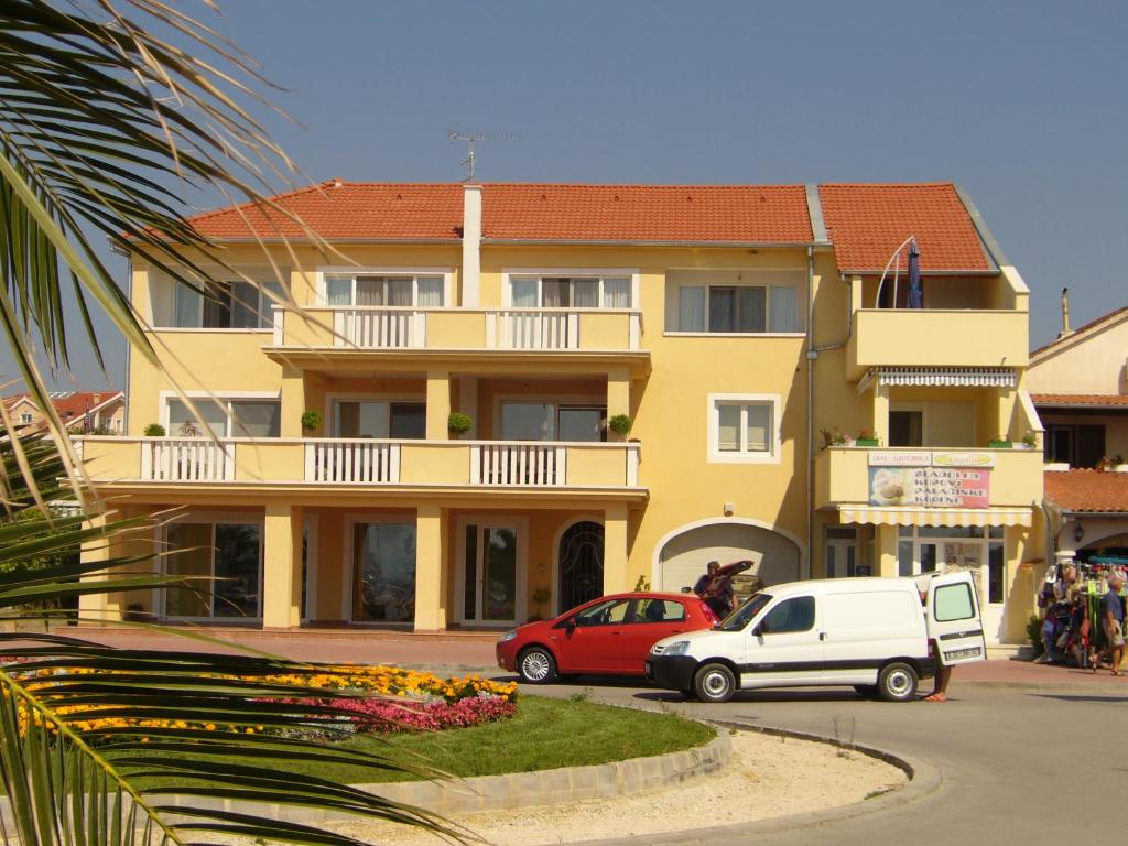 Zdjęcie z galerii obiektu BUCO seafront apartments & fastfood w Pakoštane