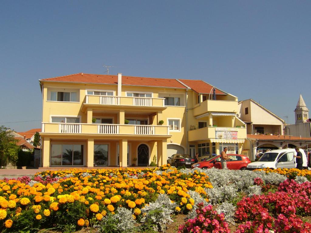 Zdjęcie z galerii obiektu BUCO seafront apartments & fastfood w Pakoštane