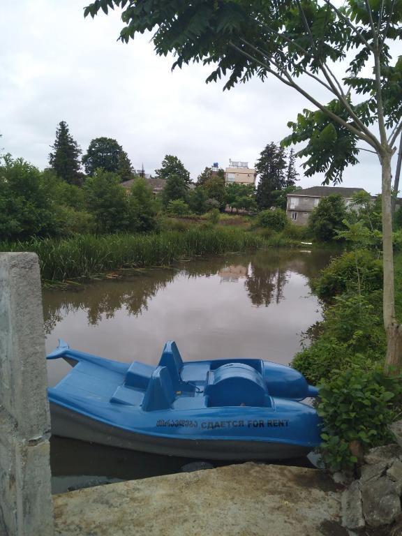 Výhled na řeku, která protéká v blízkosti hotelu